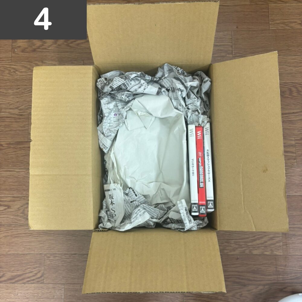 隙間ができないように梱包資材を詰める